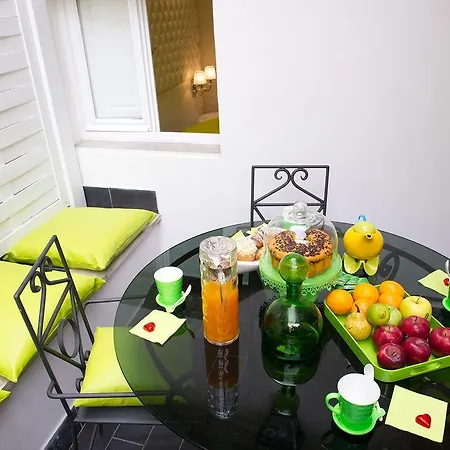 Domus Spagna Capo Le Case Bed & Breakfast