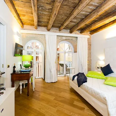 فندق مبيت وإفطار Domus Spagna Capo Le Case 3*
