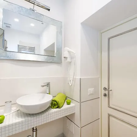 فندق مبيت وإفطار Domus Spagna Capo Le Case 3*